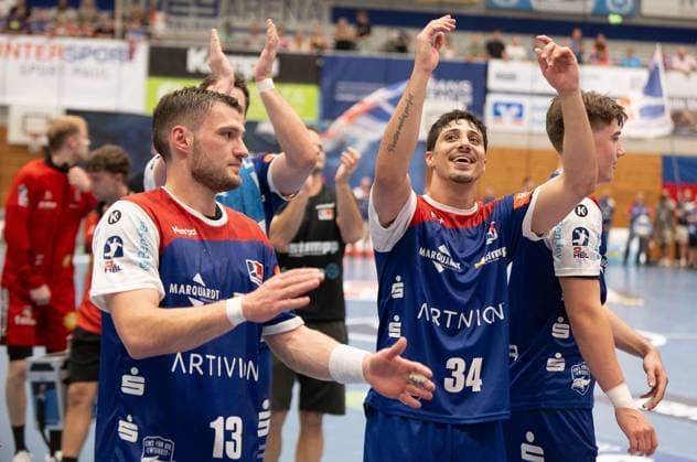 Yonatan Dayan, HBW Balingen Weilstetten, 34 , center celebrates the victory with the team, HBW Balingen Weilstetten vs TuS N Luebbecke, Handball, 2 Bundesliga, Matchday 4, Season 2025 2026, 19 09 2025 Eibner Pressefoto Andreas Ulmer HBW Balingen Weilstetten vs TuS N Luebbecke, Handball, 2 Bundesliga, Matchday 4, Season 2025 2026, 19 09 2025 Balingen Copyright: xEibner-Pressefoto AndreasxUlmerx EP_AUR