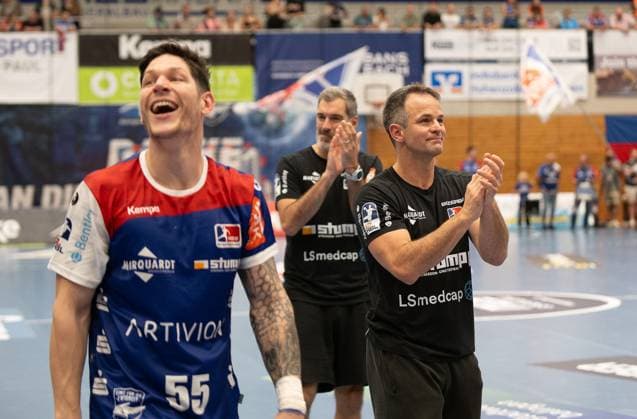 Matthias Flohr, HBW Balingen Weilstetten, Coach , right and Csaba Leimeter HBW Balingen Weilstetten, 55 , HBW Balingen Weilstetten vs TuS N Luebbecke, Handball, 2 Bundesliga, Matchday 4, Season 2025 2026, 19 09 2025 Eibner Pressefoto Andreas Ulmer HBW Balingen Weilstetten vs TuS N Luebbecke, Handball, 2 Bundesliga, Matchday 4, Season 2025 2026, 19 09 2025 Balingen Copyright: xEibner-Pressefoto AndreasxUlmerx EP_AUR