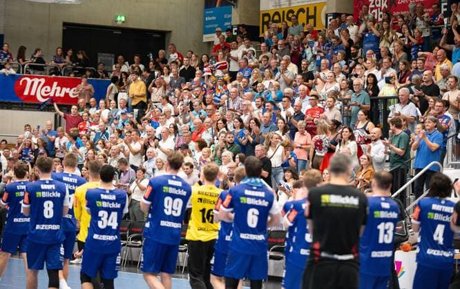 The hall is enthusiastic Applause and cheers for the team, HBW Balingen Weilstetten vs TuS N Luebbecke, Handball, 2 Bundesliga, Matchday 4, Season 2025 2026, 19 09 2025 Eibner Pressefoto Andreas Ulmer HBW Balingen Weilstetten vs TuS N Luebbecke, Handball, 2 Bundesliga, Matchday 4, Season 2025 2026, 19 09 2025 Balingen Copyright: xEibner-Pressefoto AndreasxUlmerx EP_AUR