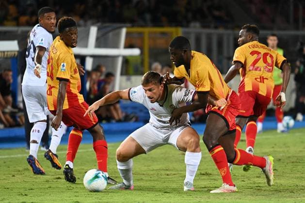 Semih Kilicsoy (Cagliari Calcio) against Kaba Mohamed (Us Lecce) during US Lecce vs Cagliari Calcio, Italian soccer Serie A match in Lecce, Italy, September 19 2025  Copyright: xPasqualexGolia IPAxSportx xipa-agency.netx xx IPA_65263318 IPA_Agency_IPA65263318