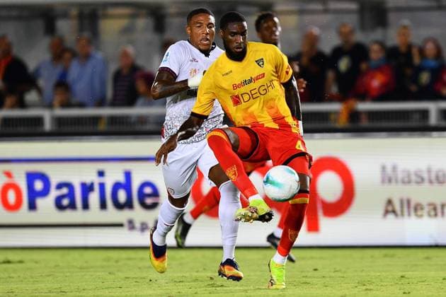 Lecce™s central defender Kialonda Gaspar (4 US Lecce) and Cagliari s midfielder Michael Folorunsho (90 Cagliari Calcio) in action during the Serie A Enilive soccer matchday 4 between US Lecce and Cagliari Calcio at the Via del Mare Stadium in Lecce, Italy, Friday, September 19, 2025. (Credit Image: Giovanni Evangelista LaPresse)  Copyright: xGiovannixEvangelista LaPressex