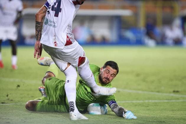 CALCIO - Serie A - US Lecce vs Cagliari Calcio Wladimiro Falcone of US Lecce in action on Alessandro Deiola of Cagliari Calcio during US Lecce vs Cagliari Calcio, Italian soccer Serie A match in Lecce, Italy, September 19 2025 Lecce Italy  Copyright: xIPAxSport ABACAx