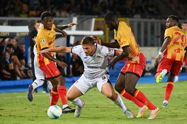 CALCIO - Serie A - US Lecce vs Cagliari Calcio Semih Kilicsoy (Cagliari Calcio) against Kaba Mohamed (Us Lecce) during US Lecce vs Cagliari Calcio, Italian soccer Serie A match in Lecce, Italy, September 19 2025 Lecce Italy  Copyright: xIPAxSport ABACAx
