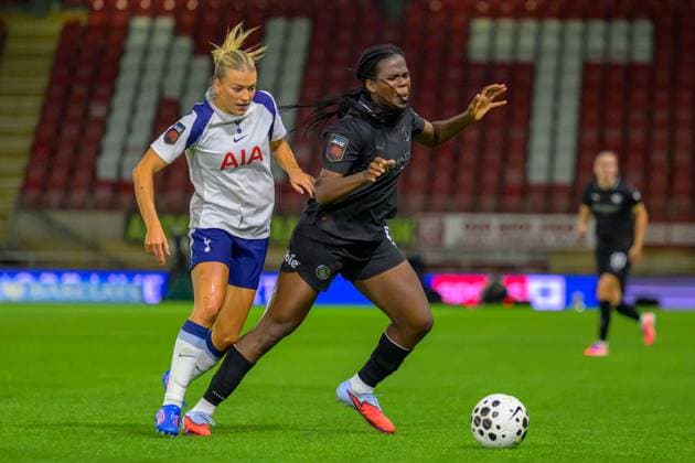 BetWright Stadium, Brisbane Road September 19 2025 Khadija Shaw (9 Manchester City) and Charlotte Grant (2 Tottenham Hotspur) during the Barclays Women s Super League game between Tottenham Hotspur vs Manchester City at BetWright Stadium in London , England. (Photo by Keeran Marquis Sports Press Photo SPP) (Keeran Marquis SPP) Copyright: xKeeranxMarquis SPPx Sportspressphoto_SPR28670