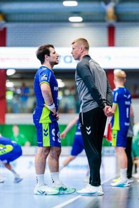 v l Joao Gomes VfL Gummersbach, 03 , Gudjon Valur Sigurdsson VfL Gummersbach, Coach GER, GWD Minden vs VfL Gummersbach, Handball, 1 Bundesliga, Matchday 5, Season 2025 2026, 19 09 2025 GER, GWD Minden vs VfL Gummersbach, Handball, 1 Bundesliga, Matchday 5, Season 2025 2026, 19 09 2025 Luebbecke Copyright: xEibner-Pressefoto JanxRollingerx EP_JSK