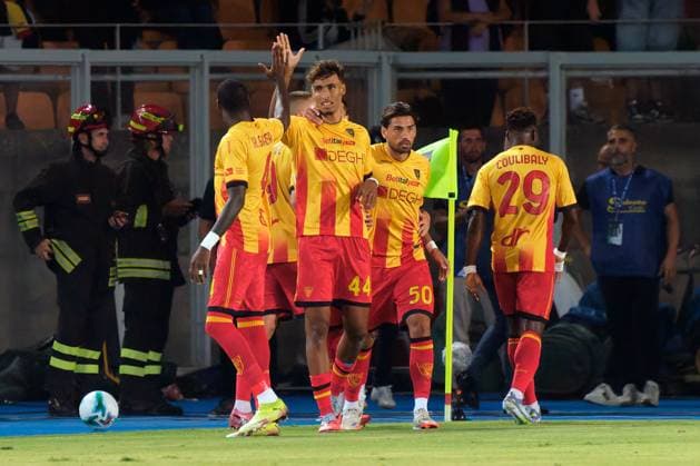 CALCIO - Serie A - US Lecce vs Cagliari Calcio Tiago Gabriel of US Lecce celebrates after scoring a goal with teammates during US Lecce vs Cagliari Calcio, Italian soccer Serie A match in Lecce, Italy, September 19 2025 Lecce Italy  Copyright: xIPAxSport ABACAx