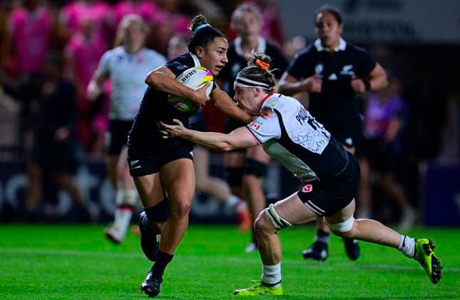 New Zealand v Canada, Bristol, UK - 19 Sept 2025 Risi Pouri-Lane of New Zealand hands off Karen Paquin of Canada during the Women s Rugby World Cup 2025 Semi-final match between New Zealand and Canada at Ashton Gate Stadium, Bristol, England United Kingdom on September 19, 2025 in Exeter, England. (Photo by Phil Mingo PPAUK) Bristol Ashton Gate Stadium GBR Copyright: xPhilxMingo PPAUKx PPA-215295