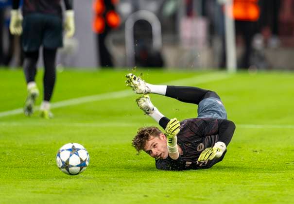 17 09 2025, Football UEFA Champions League 2025 2026 Matchday 1, FC Bayern Munich FC Chelsea, in the Allianz Arena Munich Goalkeeper Jonas Urbig FC Bayern Munich warming up
