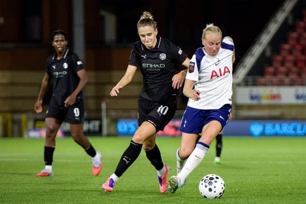London, England, September 19 2025: Vivianne Miedema (10 Manchester City) and Eveliina Summanen (25 Tottenham Hotspur) in action during the Womens Super League game between Tottenham Hotspur and Manchester City at Brisbane Road in London, England. (Photo by Pedro Porru Sports Press Photo SPP) Copyright: xPedroxPorrux xSPPx Sportspressphoto_SPR28752