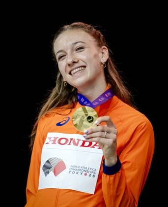 TOKYO - Femke Bol with her gold medal in the 400-meter hurdles during the medal ceremony of the World Athletics Championships at the Japan National Stadium. ANP ROBIN VAN LONKHUIJSEN xVIxANPxSportx xxANPxIVx 536925130 originalFilename: 536925130.jpg