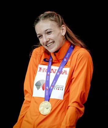 TOKYO - Femke Bol with her gold medal in the 400-meter hurdles during the medal ceremony of the World Athletics Championships at the Japan National Stadium. ANP ROBIN VAN LONKHUIJSEN xVIxANPxSportx xxANPxIVx 536925145 originalFilename: 536925145.jpg