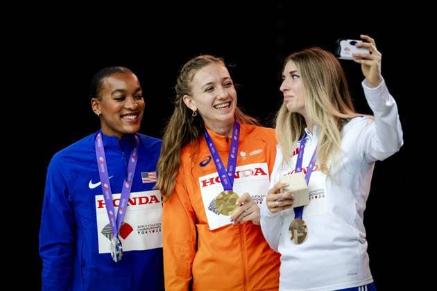 TOKYO - Femke Bol with her gold medal in the 400-meter hurdles during the medal ceremony of the World Athletics Championships at the Japan National Stadium. ANP ROBIN VAN LONKHUIJSEN xVIxANPxSportx xxANPxIVx 536925234 originalFilename: 536925234.jpg