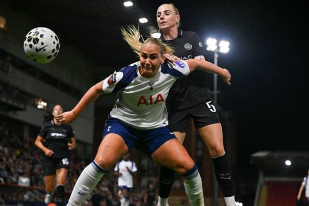 London, Eangland, September 19th 2025: Cathinka Tandberg (19 Tottenham Hotspur) is challenged by Alex Greenwood (5 Manchester City) in action during the Barclays Women s Super League game between Tottenham Hotspur and Manchester City at Brisbane Road in London, England (Yaroslav Dunka SPP) Copyright: xYaroslavxDunkax xSPPx spp-en-YaDuSp-YZ8_5719