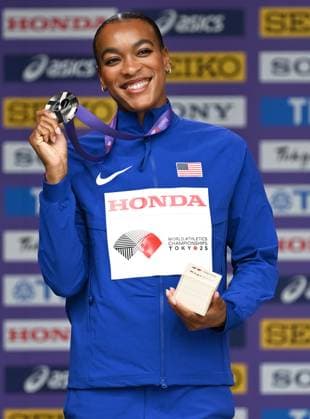 (250920) -- TOKYO, Sept. 20, 2025 -- Silver medalist Jasmine Jones of the United States poses for photos during the awarding ceremony of the women s 400m hurdles at the 2025 World Athletics Championships in Tokyo, Japan, Sept. 20, 2025. ) (SP)JAPAN-TOKYO-ATHLETICS-WORLD ATHLETICS CHAMPIONSHIPS-WOMEN S 400M HURDLES-AWARDING CEREMONY JiangxHan 