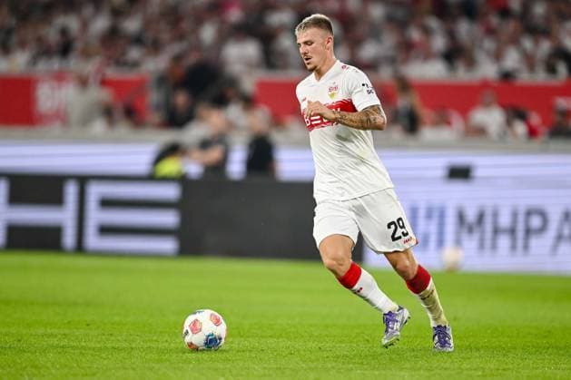 Finn Jeltsch (VfB Stuttgart) in Aktion, am Ball, Einzelaktion waehrend des spiels der Bundesliga zwischen VfB Stuttgart und FC St. Pauli, MHPArena Stuttgart am 19. September 2025 in Stuttgart, Deutschland. (Foto von Harry Langer DeFodi Images) +++ Finn Jeltsch (VfB Stuttgart) controls the Ball during the Bundesliga match between VfB Stuttgart and FC St. Pauli at MHPArena Stuttgart on September 19, 2025 in Stuttgart, Germany. (Photo by Harry Langer DeFodi Images) DFL regulations prohibit any use of photographs as image sequences and or quasi-video. (Photo by Harry Langer DeFodi Images) DFL regulations prohibit any use of photographs as image sequences and or quasi-video. Finn Jeltsch VfB Stuttgart in action, on the ball, single action during the Bundesliga match between VfB Stuttgart and FC St Pauli, MHPArena Stuttgart on September 19, 2025 in Stuttgart, Germany Photo by Harry Langer DeFodi Images Finn Jeltsch VfB Stuttgart controls the Ball during the Bundesliga match between VfB Stuttgart and FC St Pauli at MHPArena Stuttgart on September 19, 2025 in Stuttgart, Germany Photo by Harry Langer DeFodi Images DFL regulations prohibit any use of photographs as image sequences and or quasi video Photo by Harry Langer DeFodi Images DFL regulations prohibit any use of photographs as image sequences and or quasi video