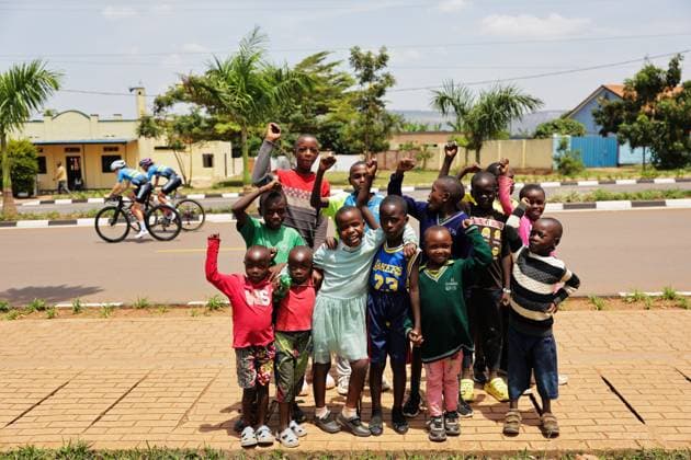 2025 UCI Road World Championships Picture by Alex Whitehead SWpix.com - 20 09 2025 - Cycling - 2025 UCI Road World Championships - BK Arena, Kigali, Rwanda - ITT Training - Young fans at the side of the road as riders pass Copyright: x xSWpix.comx(t axPhotographyxHubxLtd)xAlexxWhitehead SWpix.comx SWP-3030-4816