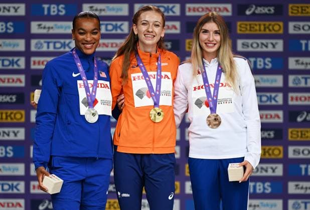 (250920) -- TOKYO, Sept. 20, 2025 -- Gold medalist Femke Bol (C) of the Netherlands, silver medalist (L) Jasmine Jones of the United States and bronze medalist Emma Zapletalova of Slovakia pose for photos during the awarding ceremony of the women s 400m hurdles at the 2025 World Athletics Championships in Tokyo, Japan, Sept. 20, 2025. ) (SP)JAPAN-TOKYO-ATHLETICS-WORLD ATHLETICS CHAMPIONSHIPS-WOMEN S 400M HURDLES-AWARDING CEREMONY JiangxHan 