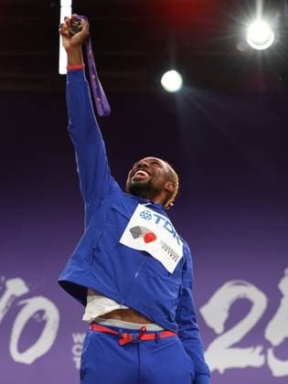 September 20, 2025, Shinjuku, Tokyo, Japan: NOAH LYLES of USA celebrates with his Gold Medal in the Men s 200m Medal Ceremony at the Tokyo 2025 World Athletics Championships in Tokyo, Japan Shinjuku Japan - ZUMAc179 20250920_zep_c179_018 Copyright: xMickaelxChavetx