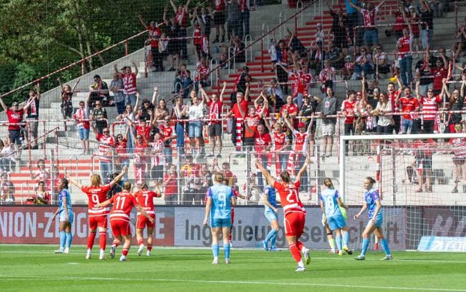 Soccer, Women, Season 2025 2026, Google Pixel Women Bundesliga 3 Matchday , 1 FC Union Berlin SGS Essen, Union cheering after goal to 1 0, 20 09 2025, Copyright: xMatthiasxKochx