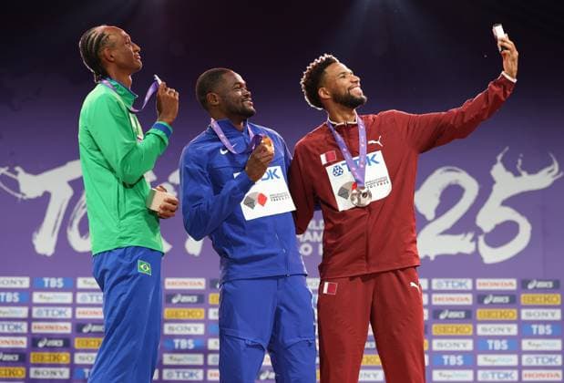 September 20, 2025, Shinjuku, Tokyo, Japan: RAI BENJAMIN of USA, ALISON DOS SANTOS of Brazil and Abderrahman SAMBA of Qatar celebrate with their Gold, Silver and Bronze Medal in the Men s 400m Hurdles Medal Ceremony at the Tokyo 2025 World Athletics Championships in Tokyo, Japan Shinjuku Japan - ZUMAc179 20250920_zep_c179_023 Copyright: xMickaelxChavetx