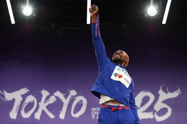 September 20, 2025, Shinjuku, Tokyo, Japan: NOAH LYLES of USA celebrates with his Gold Medal in the Men s 200m Medal Ceremony at the Tokyo 2025 World Athletics Championships in Tokyo, Japan Shinjuku Japan - ZUMAc179 20250920_zep_c179_034 Copyright: xMickaelxChavetx