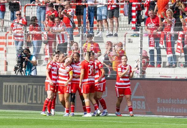 Soccer, Women, Season 2025 2026, Google Pixel Women Bundesliga 3 Matchday , 1 FC Union Berlin SGS Essen, Union cheering after goal to 1 0, f l Eileen Campbell 1 Women 1 FC Union , Lisa Heiseler 1 Women 1 FC Union , Naika Reissner 1 Women 1 FC Union , Tanja Pawollek 1 Women 1 FC Union , Anna Weiß 1 Women 1 FC Union , Dina Orschmann 1 Women 1 FC Union , 20 09 2025, Copyright: xMatthiasxKochx