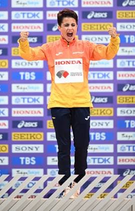 (250920) -- TOKYO, Sept. 20, 2025 -- Gold medalist Maria Perez of Spain celebrates during the awarding ceremony of the women s 20km race walk at the 2025 World Athletics Championships in Tokyo, Japan, Sept. 20, 2025. ) (SP)JAPAN-TOKYO-ATHLETICS-WORLD ATHLETICS CHAMPIONSHIPS-WOMEN S 20KM RACE WALK-AWARDING CEREMONY JiangxHan 