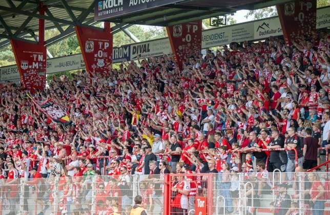 Soccer, Women, Season 2025 2026, Google Pixel Women Bundesliga 3 Matchday , 1 FC Union Berlin SGS Essen, Fans of 1 FC Union on the Gegengerade, 20 09 2025, Copyright: xMatthiasxKochx