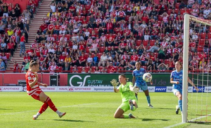Soccer, Women, Season 2025 2026, Google Pixel Women Bundesliga 3 Matchday , 1 FC Union Berlin SGS Essen, v l Sophie Weidauer 1 Women 1 FC Union scores the goal for 2 0 against goalkeeper Kim Sindermann, 20 09 2025, Copyright: xMatthiasxKochx