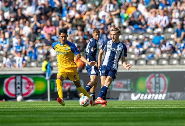Soccer, Men, Season 2025 2026, 2 Bundesliga 6 Matchday , Hertha BSC SC Paderborn, v l Santiago Castaneda Paderborn , Marten Winkler Hertha BSC , 20 09 2025, Copyright: xSebastianxRäppold MatthiasxKochx