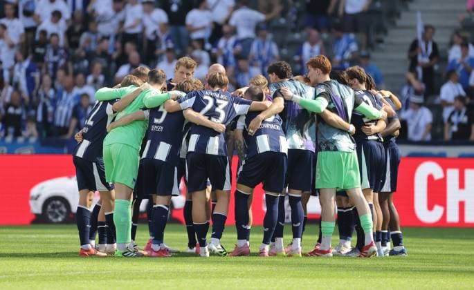 Hertha team circle swear in before the start of the match Ritual Sport Soccer Football DFL 2 Bundesliga Men 6 Matchday Season 2025 2026 20 09 2025 Hertha BSC Berlin vs SC Paderborn SCP DFL regulations prohibit any use of photographs as image sequences and or quasi video