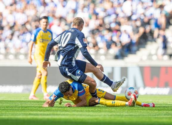 Soccer, Men, Season 2025 2026, 2 Bundesliga 6 Matchday , Hertha BSC SC Paderborn, v l Santiago Castaneda Paderborn , Michael Cuisance Hertha BSC , 20 09 2025, Copyright: xSebastianxRäppold MatthiasxKochx