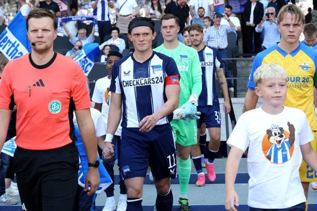 DEU, DFL, 2 FBL, Hertha BSC vs Paderborn, 20 09 2025, Berliner Olympiastadion, Berlin, DEU, DFL, 2 FBL, Hertha BSC vs Paderborn, im Bild Fabian Reese Hertha BSC Berlin 11 Tjark Ernst Hertha BSC Berlin 1 DFL regulations prohibit any use of Photographs as image sequences and or quasi video nordphotoxGmbHx xEngler nph00076
