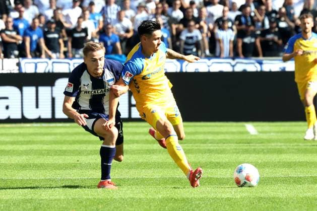 DEU, DFL, 2 FBL, Hertha BSC vs Paderborn, 20 09 2025, Berliner Olympiastadion, Berlin, DEU, DFL, 2 FBL, Hertha BSC vs Paderborn, im Bild Marten Winkler Hertha BSC Berlin 22 , Maximillian Thalhammer SC Paderborn 23 DFL regulations prohibit any use of Photographs as image sequences and or quasi video nordphotoxGmbHx xEngler nph00076