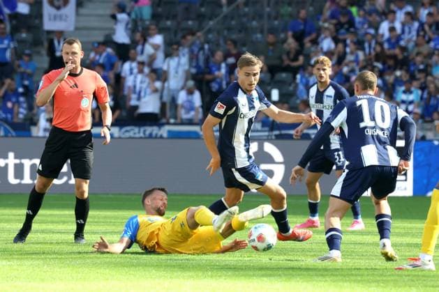 DEU, DFL, 2 FBL, Hertha BSC vs Paderborn, 20 09 2025, Berliner Olympiastadion, Berlin, DEU, DFL, 2 FBL, Hertha BSC vs Paderborn, pictured Marten Winkler Hertha BSC Berlin 22 , Michael Cuisance Hertha BSC Berlin 10 ,, Marton Dardai Hertha BSC Berlin 31 Sebastian Klaas SC Paderborn 26 , Felix Prigan SR DFL regulations prohibit any use of Photographs as image sequences and or quasi video nordphotoxGmbHx xEngler nph00076