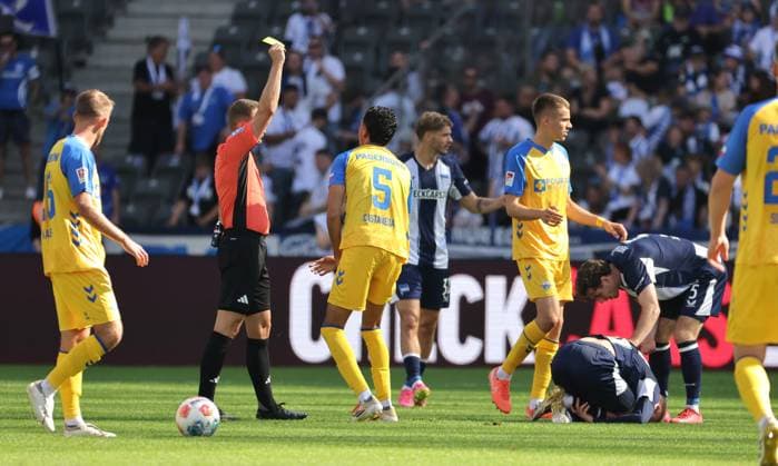 Referee Felix Bickel yellow card for Santiago Castaneda Sport Football Soccer DFL 2 Bundesliga Men 6 Matchday Season 2025 2026 20 09 2025 Hertha BSC Berlin vs SC Paderborn SCP DFL regulations prohibit any use of photographs as image sequences and or quasi video