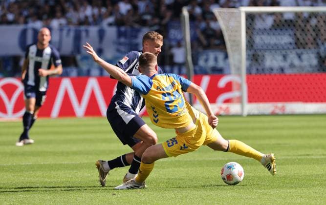 Michael Cuisance, Tjark Scheller duel match scene Action Sport Football Soccer DFL 2 Bundesliga Men 6 Matchday Season 2025 2026 20 09 2025 Hertha BSC Berlin vs SC Paderborn SCP DFL regulations prohibit any use of photographs as image sequences and or quasi video