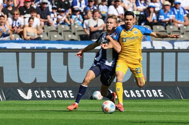2 Soccer Bundesliga, Hertha BSC SC Paderborn Marten Winkler Hertha BSC 22 in a duel with Raphael Obermair SC Paderborn 07 23 , during the match in the 2 Soccer Bundesliga, Hertha BSC SC Paderborn in Berlin, Olympiastadion, on 20 09 2025 DFB regulations prohibit any use of photographs as image sequences and or quasi video Copyright: xBEAUTIFULxSPORTS Frankex