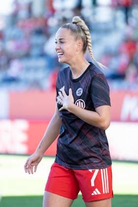 Giulia Gwinn 7 FC Bayern is back in good spirits after her injury at the Google Pixel Womens Bundesliga match FC Bayern Munich FC Carl Zeiss Jena on 20 09 2025 Munich FC Bayern Campus Bayern Germany