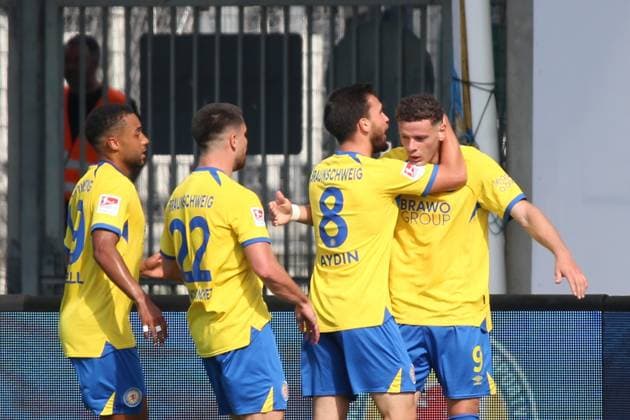 20.09.2025, xpfrx, Fussball 2.Bundesliga, Eintracht Braunschweig - SV Elversberg v.l. Torjubel nach dem Tor zum celebrating the goal celebrate 1:1 durch Erencan Yardimici (Eintracht Braunschweig) (DFL DFB REGULATIONS PROHIBIT ANY USE OF PHOTOGRAPHS as IMAGE SEQUENCES and or QUASI-VIDEO) Braunschweig