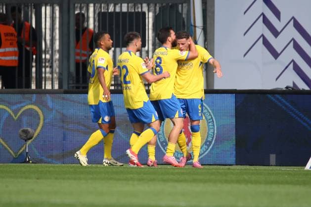 20.09.2025, xpfrx, Fussball 2.Bundesliga, Eintracht Braunschweig - SV Elversberg v.l. Torjubel nach dem Tor zum celebrating the goal celebrate 1:1 durch Erencan Yardimici (Eintracht Braunschweig) (DFL DFB REGULATIONS PROHIBIT ANY USE OF PHOTOGRAPHS as IMAGE SEQUENCES and or QUASI-VIDEO) Braunschweig