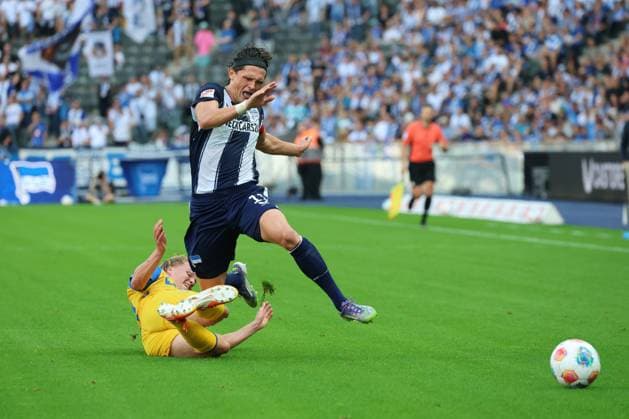 2 Soccer Bundesliga, Hertha BSC SC Paderborn Fabian Reese Hertha BSC 11 in a duel with Felix Götze SC Paderborn 07 20 during the match in the 2 Soccer Bundesliga, Hertha BSC SC Paderborn in Berlin, Olympiastadion, on 20 09 2025 DFB regulations prohibit any use of photographs as image sequences and or quasi video Copyright: xBEAUTIFULxSPORTS Frankex