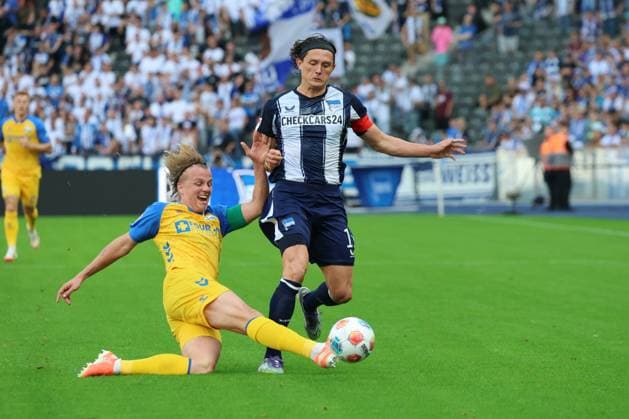 2 Soccer Bundesliga, Hertha BSC SC Paderborn Fabian Reese Hertha BSC 11 in a duel with Felix Götze SC Paderborn 07 20 during the match in the 2 Soccer Bundesliga, Hertha BSC SC Paderborn in Berlin, Olympiastadion, on 20 09 2025 DFB regulations prohibit any use of photographs as image sequences and or quasi video Copyright: xBEAUTIFULxSPORTS Frankex