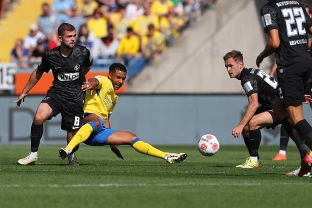 Braunschweig vs Elversberg, 2 BL Braunschweig, 20 09 2025, FOOTBALL Eintracht Braunschweig vs SV Elversberg, 2 BL, Season 2025 26 Lukasz Poreba Elversberg , Leon Bell Bell Eintracht Braunschweig , Maximilian Rohr Elversberg Braunschweig