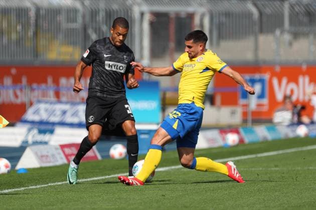 Braunschweig vs Elversberg, 2 BL Braunschweig, 20 09 2025, FOOTBALL Eintracht Braunschweig vs SV Elversberg, 2 BL, Season 2025 26 Jan Gyamerah Elversberg , Fabio Di Michele Sanchez Eintracht Braunschweig Braunschweig