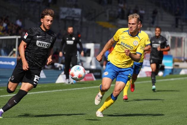 Braunschweig vs Elversberg, 2 BL Braunschweig, 20 09 2025, FUßBALL Eintracht Braunschweig vs SV Elversberg, 2 BL, Season 2025 26 Lukas Petkov Elversberg , Kevin Ehlers Eintracht Braunschweig Braunschweig