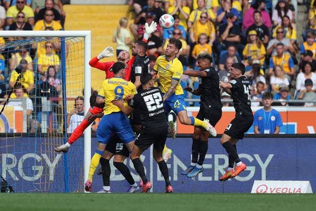 Braunschweig vs Elversberg, 2 BL Braunschweig, 20 09 2025, FOOTBALL Eintracht Braunschweig vs SV Elversberg, 2 BL, Season 2025 26 Kevin Ehlers Eintracht Braunschweig , Erencan Yardimici Eintracht Braunschweig , Younes Ebnoutalib Elversberg Braunschweig