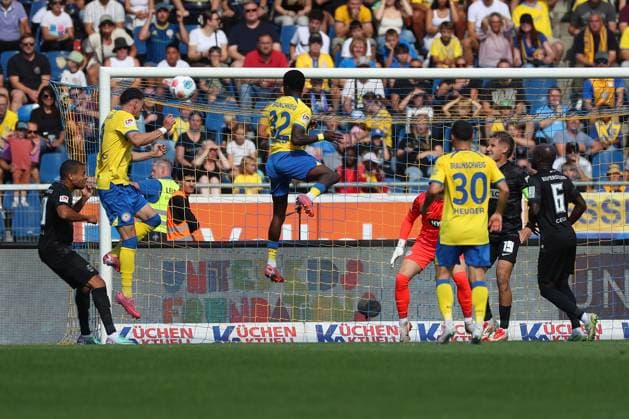 Braunschweig vs Elversberg, 2 BL Braunschweig, 20 09 2025, FOOTBALL Eintracht Braunschweig vs SV Elversberg, 2 BL, Season 2025 26 Erencan Yardimici Eintracht Braunschweig scores header to make it 1 1 Braunschweig
