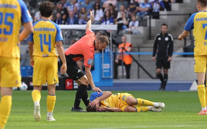 Referee Felix Bickel looks after Sebastian Klaas Sport Soccer Football DFL 2 Bundesliga Men 6 Matchday Season 2025 2026 20 09 2025 Hertha BSC Berlin vs SC Paderborn SCP DFL regulations prohibit any use of photographs as image sequences and or quasi video