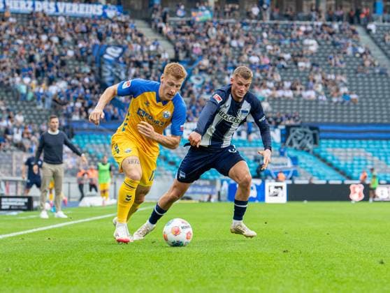 Soccer, Men, Season 2025 2026, 2 Bundesliga 6 Matchday , Hertha BSC SC Paderborn, v l Laurin Curda Paderborn , Michael Cuisance Hertha BSC , 20 09 2025, Copyright: xSebastianxRäppold MatthiasxKochx